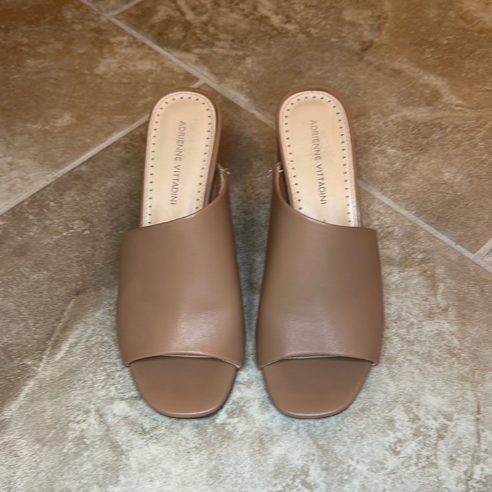 Adrienne Vittadini Women's Tan Slide Sandals